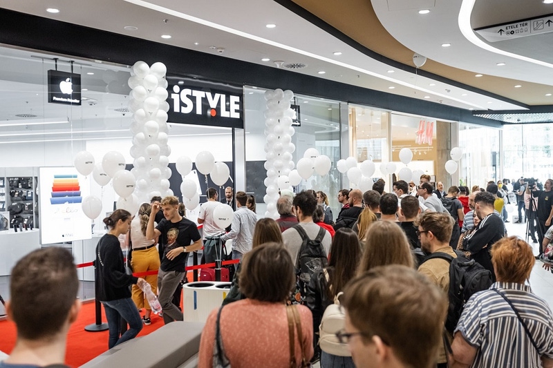 Les lancements d'Apple génèrent de grandes foules. Ce magasin iSTYLE est un revendeur Apple Premium, une garantie du meilleur service, des meilleurs prix et d’une assistance compétente de l'équipe du magasin. Crédit photo - iSTYLE