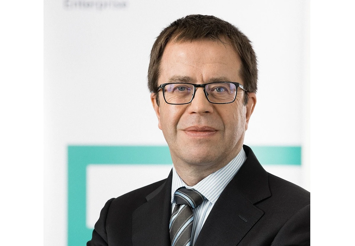 a man in a suit in a head and shoulders photo