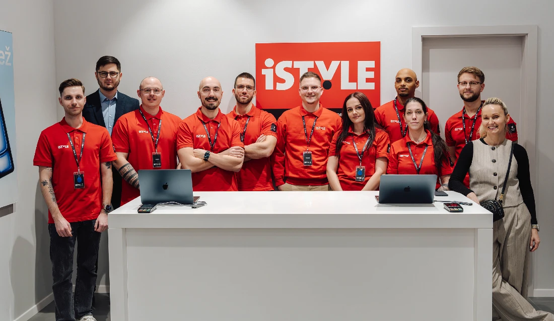 une photo de groupe de l'équipe iSTYLE, la plupart portant des t-shirts rouges