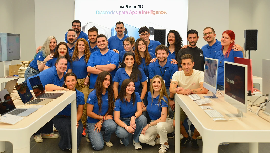 A team photo taken at the K-tuin Alicante opening. The smiling team are all wearing blue t-shirts. 