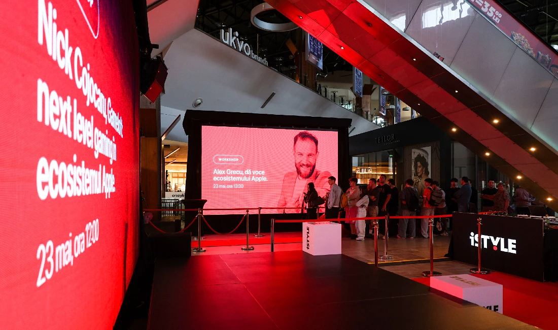 Ouverture officielle d'un magasin de haute technologie avec des gens qui font la queue pour accéder au nouveau site