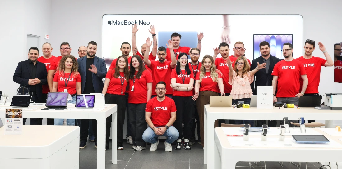 Photo de groupe d'une équipe de personnel dans un magasin de haute technologie. La plupart portent des t-shirts rouges