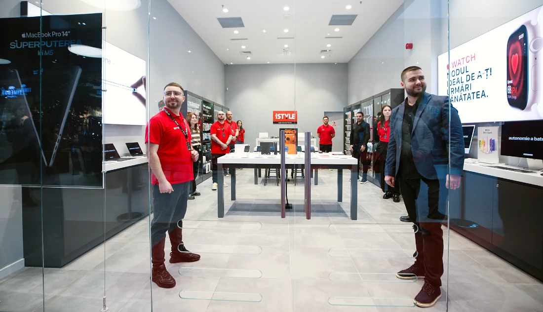 vue de l'intérieur d'un magasin de haute technologie, avec le personnel debout et attendant l'entrée du public